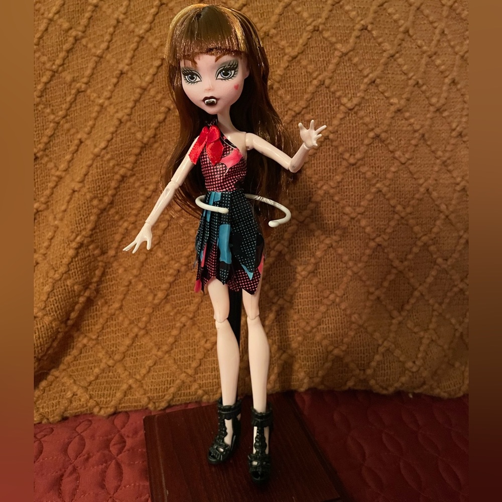 Monster High Draculaura Doll. 10” tall
